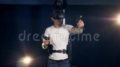 年轻人在VR设备中玩游戏。 机器人VR控制论游戏系统。